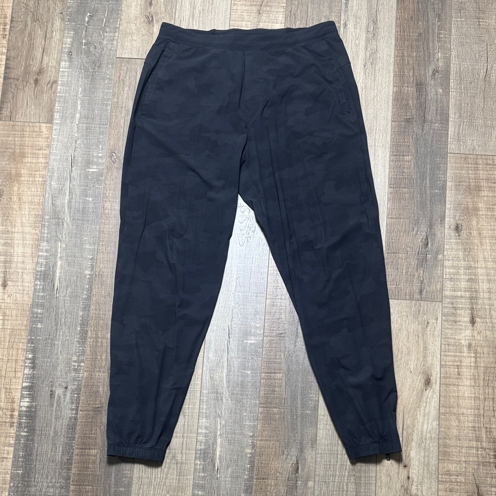 Lululemon Men's Black Camo Jogger Pants
